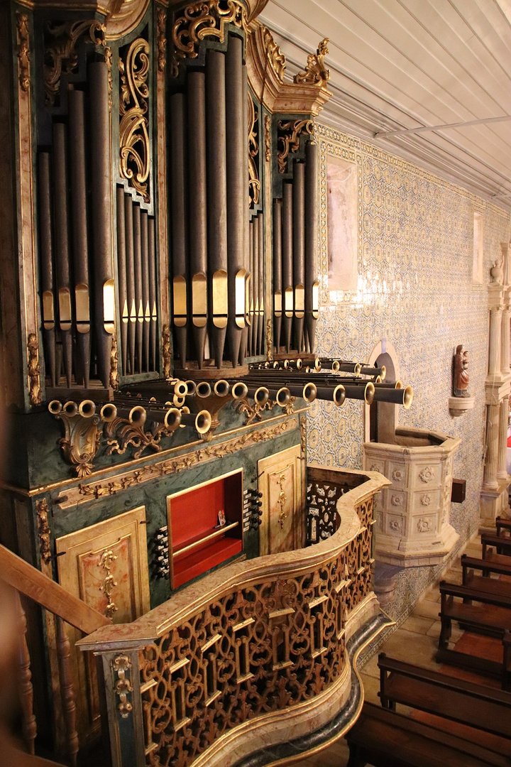 Pipe organ and pulpit