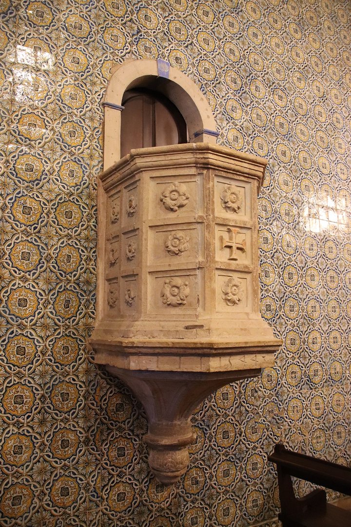 Pulpit dated 1544 adorned with the Cross of the Order of Christ