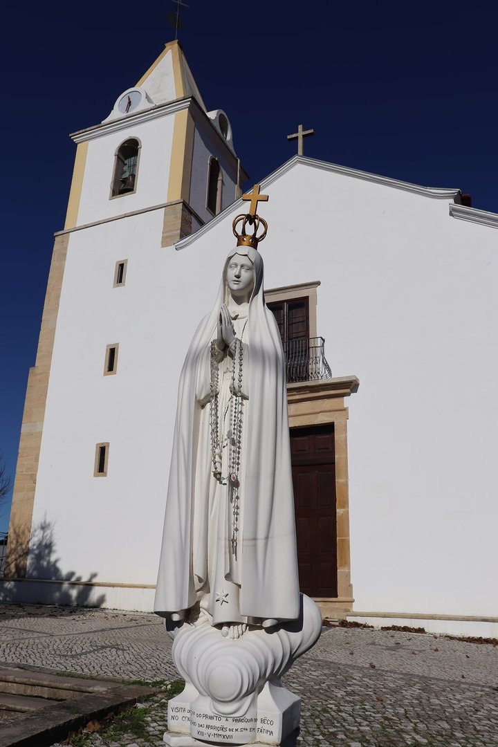 Imagem de Nossa Senhora de Fátima no adro da igreja