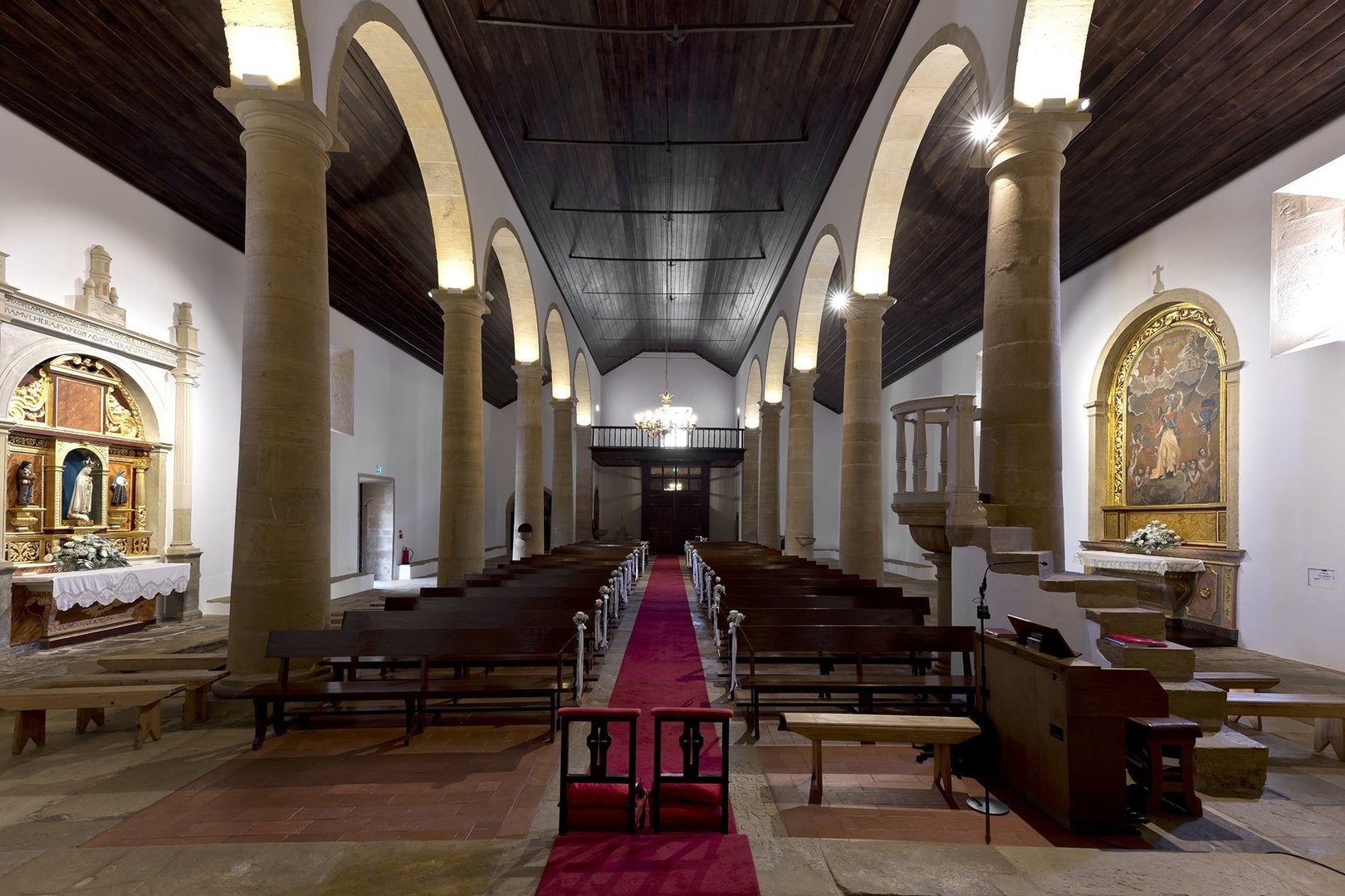 Vista do Interior da igreja a partir do altar-mor