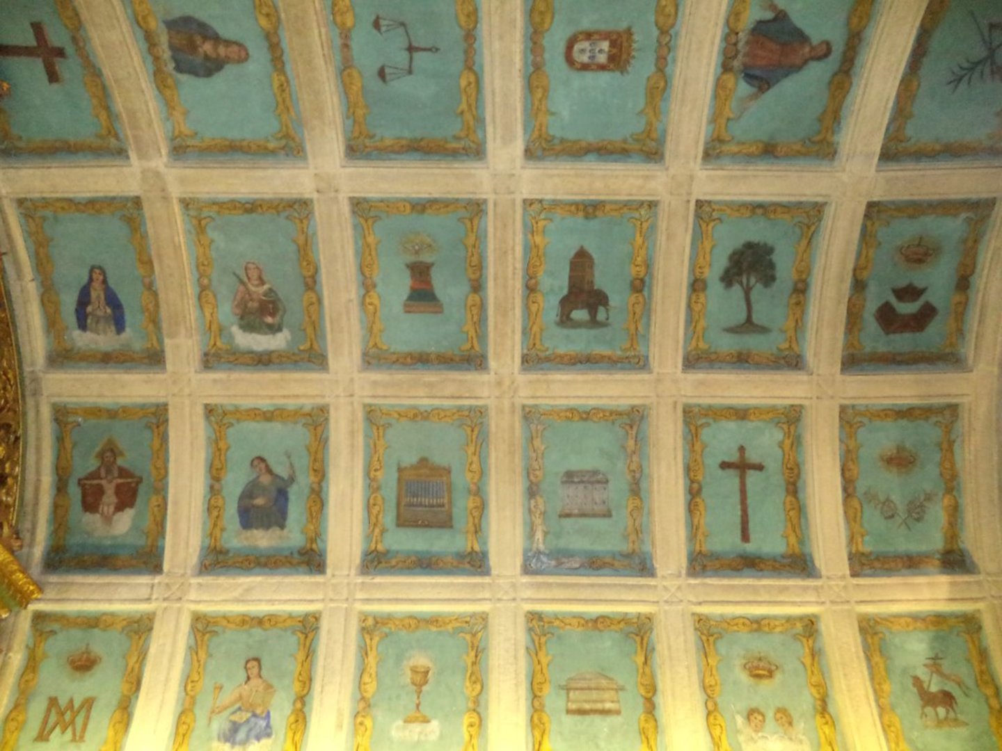 Caixotões da abóbada com várias pinturas alusivas à temática da Paixão e diversas imagens de Santos como respetivos atributos