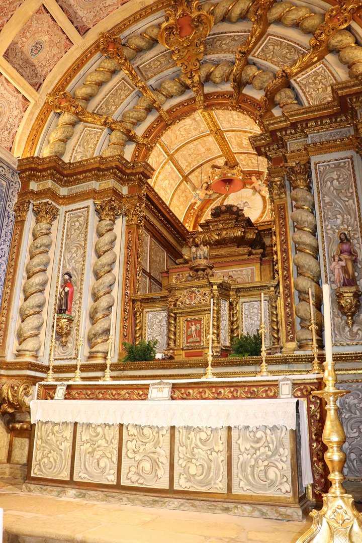 Capela-mor com altar de talha dourada da primeira metade do século XVIII com imagens do Santo Aleixo e São José com o Menino