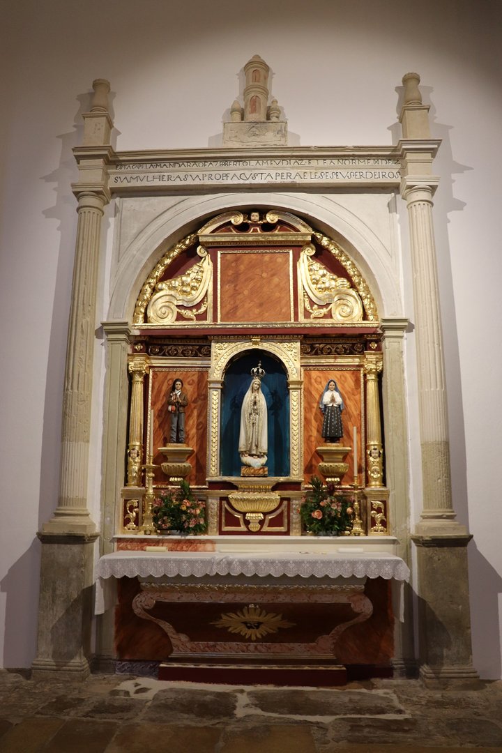 Mannerist altar consecrated to Our Lady of Fátima, to Saint Francis and to Saint Jacinta