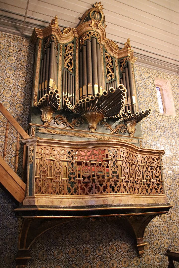 Orgão de tubos com varandim da segunda metade do século XVIII