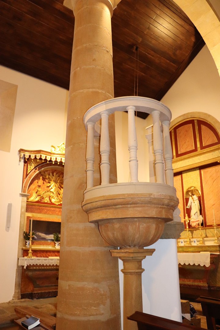 Balustraded chalice pulpit