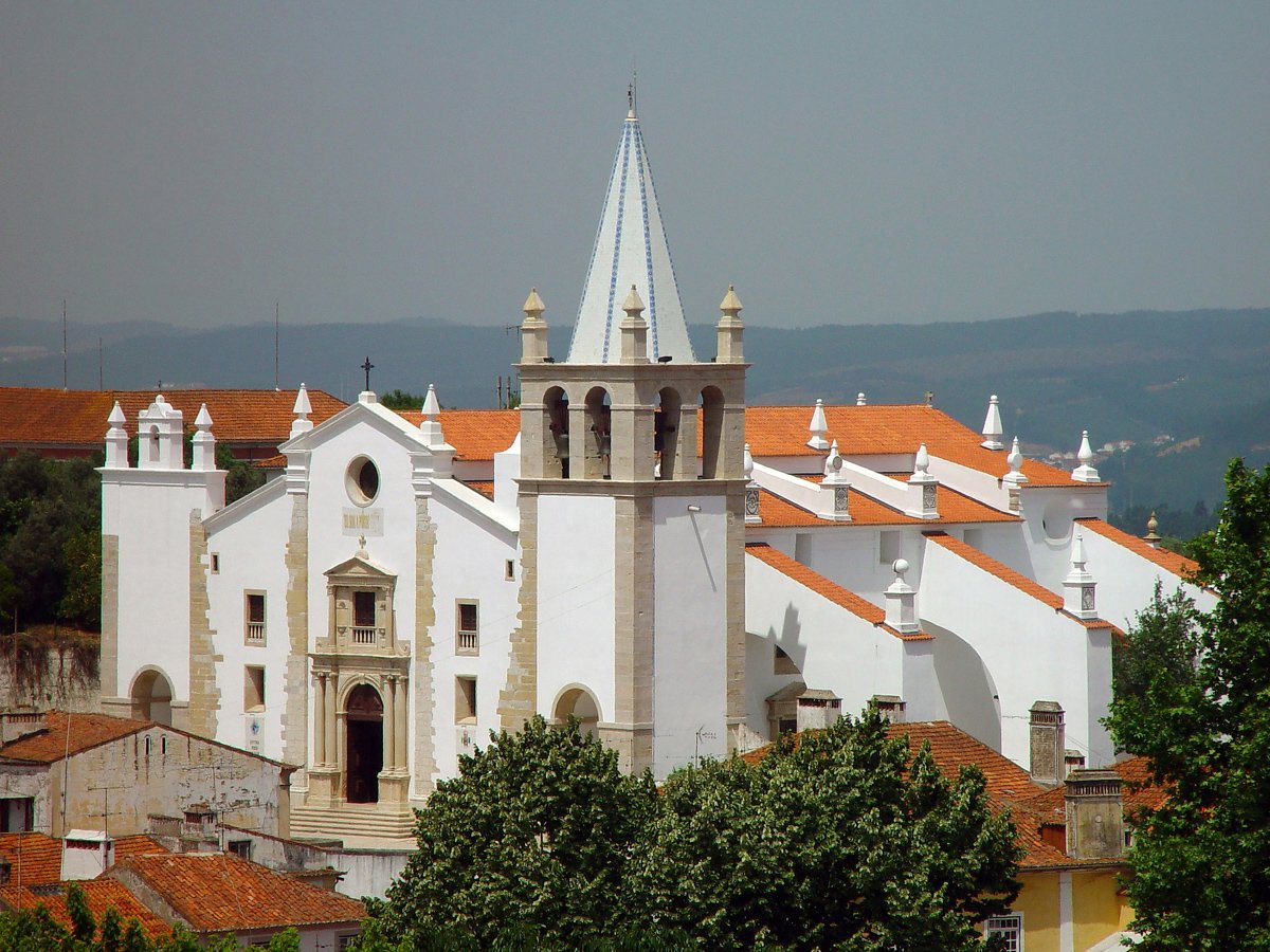 Igreja de São Vicente. A torre sineira, a entrada principal e os contrafortes