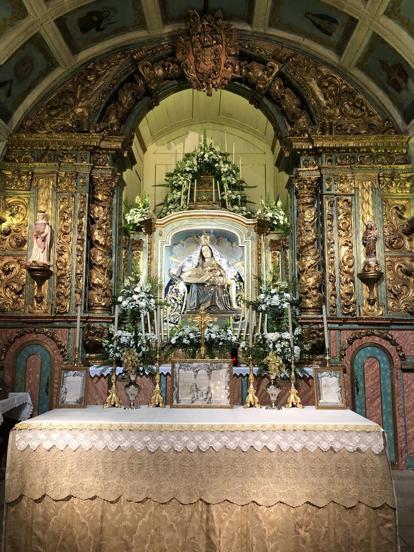 Altar-mor com as imagens da Rainha Santa Isabel, Nossa Senhora do Pranto e São José com o Menino