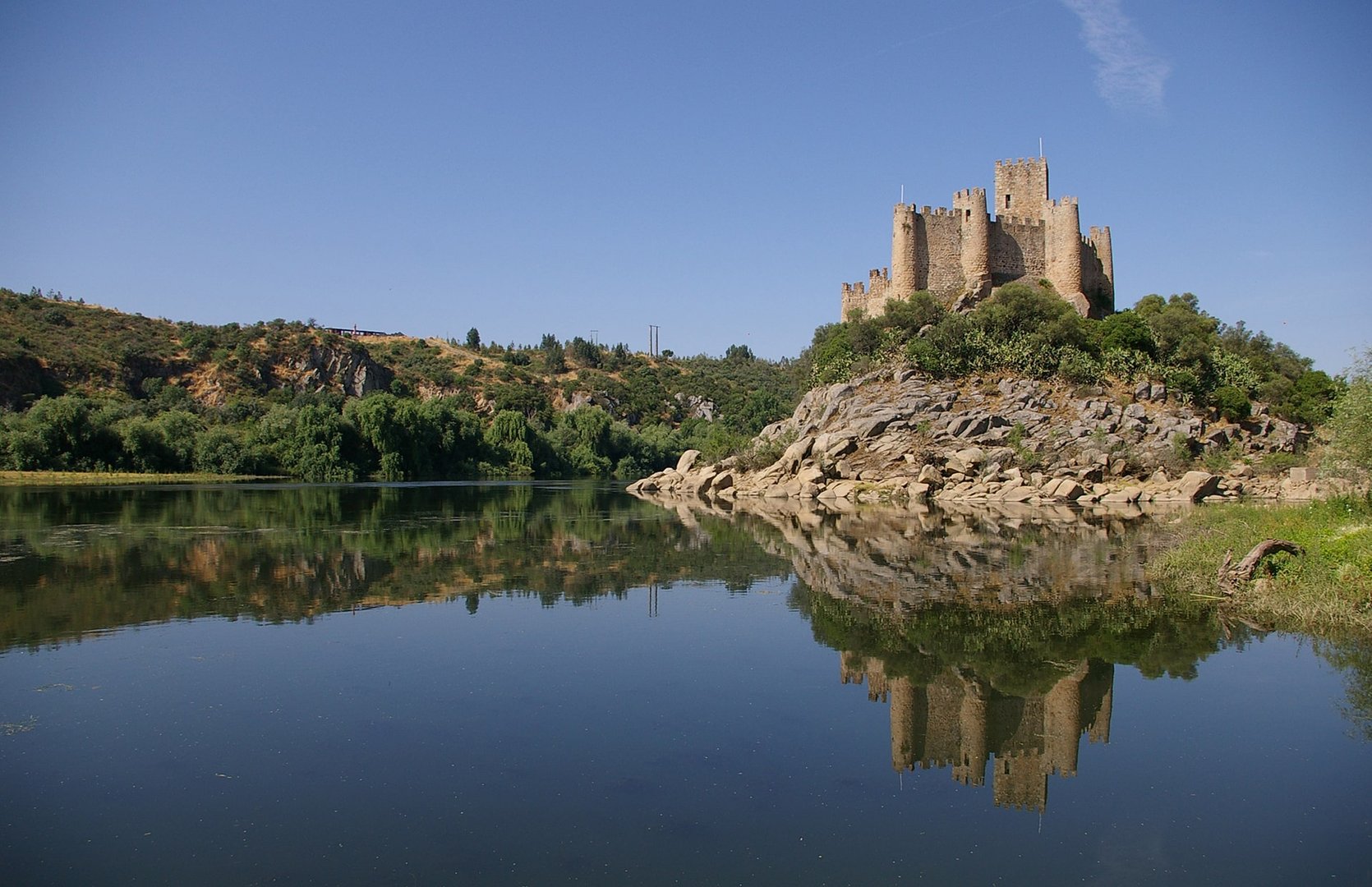 O Castelo de Almourol foi erguido num cenário de enorme beleza paisagística