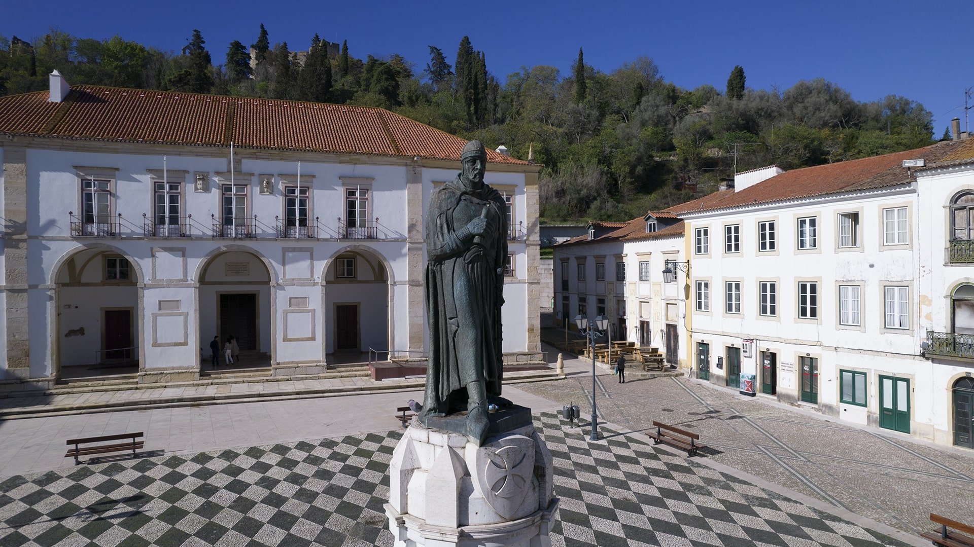 In the heart of the historic centre of Tomar, the Statue of Gualdim Pais stands out in the centre of Praça da República.
