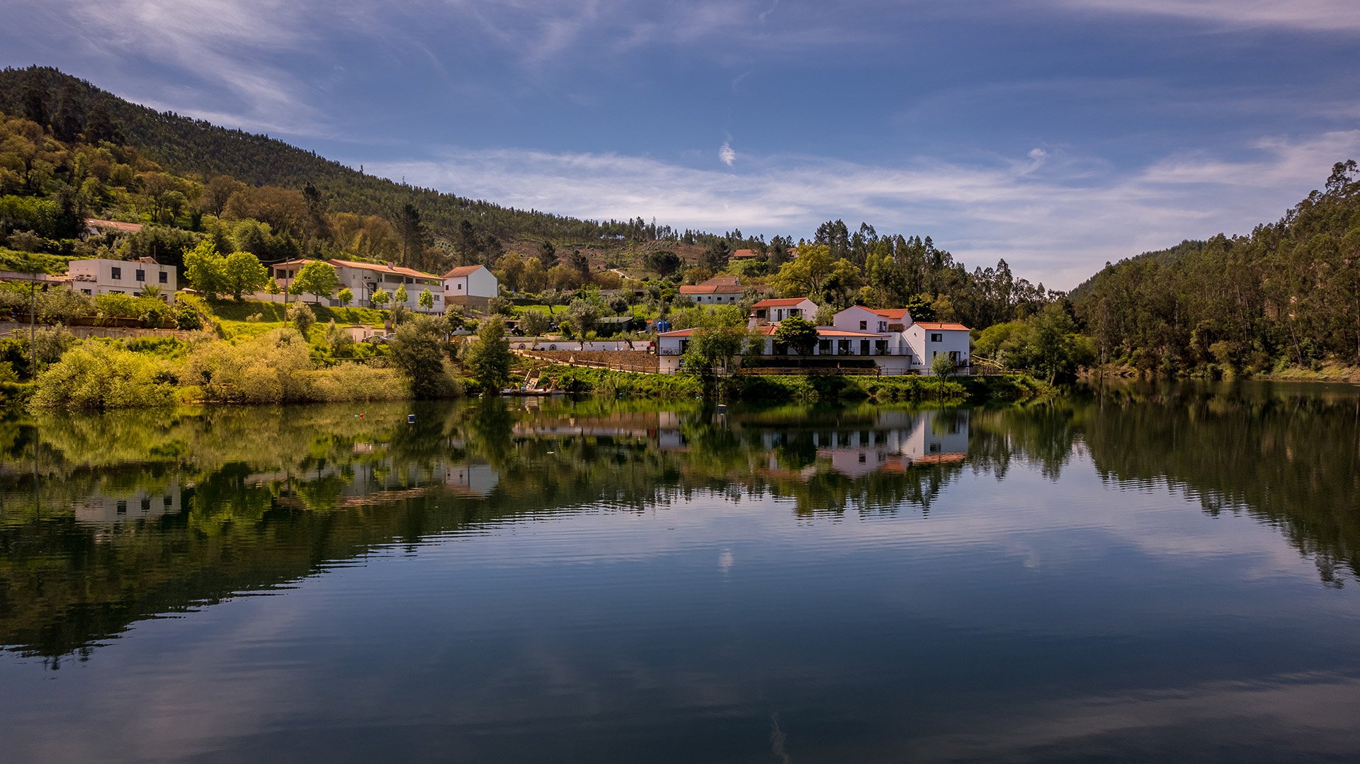 Reinado D. Dinis is located on the bank of the Zêzere River, with direct access to the water and its own pier.