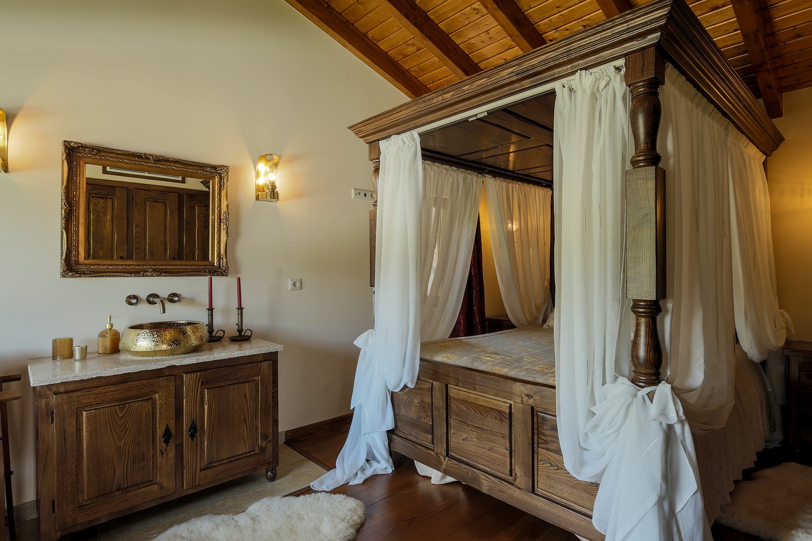 The Rainha Santa Isabel house has a magnificent four-poster bed, in addition to the living room with a wood burning stove and the bathtub carved in natural stone.