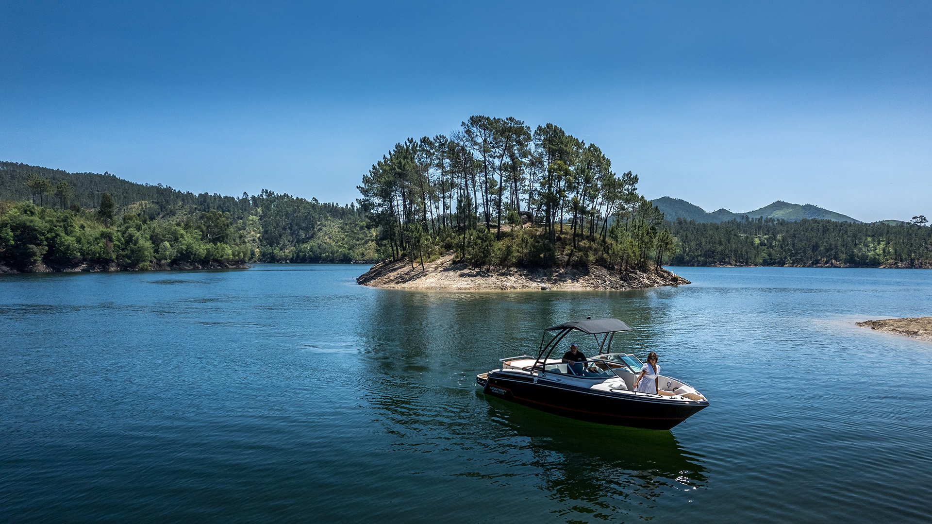 The Navegador is a luxurious and comfortable boat with capacity for seven people that allows the practice of Wakeboarding and Water Skiing. It's one of the many activities available to those who visit the Reinado D. Dinis.