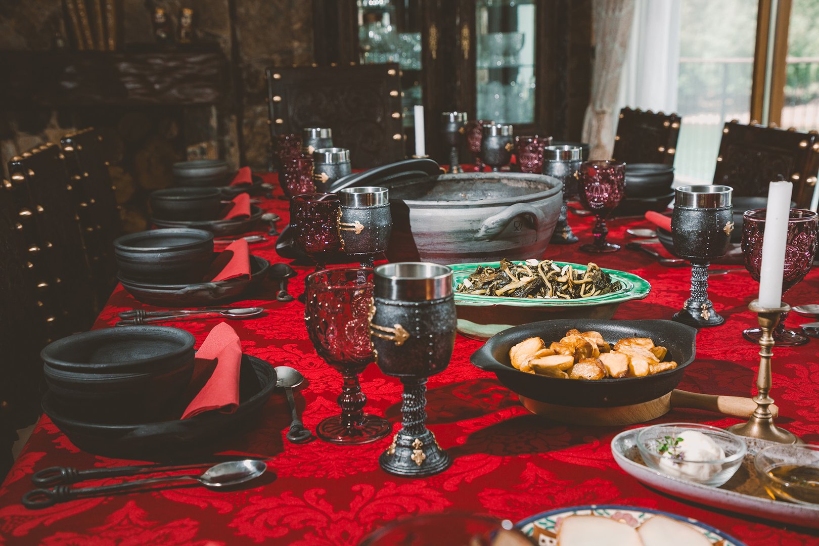 At our table you can enjoy traditional and medieval cuisine, irresistibly delicious and meticulously prepared in collaboration with the guests.