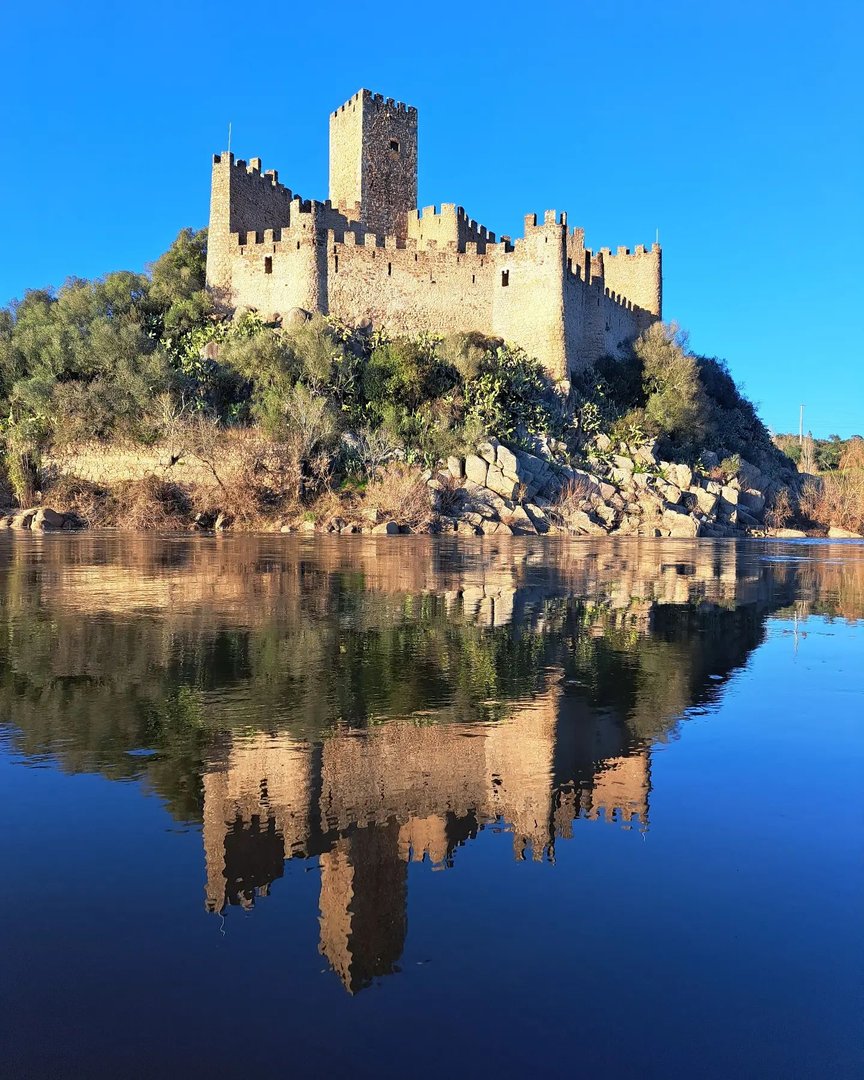 Visit to the Castle of Almourol, with a traditional boat crossing.