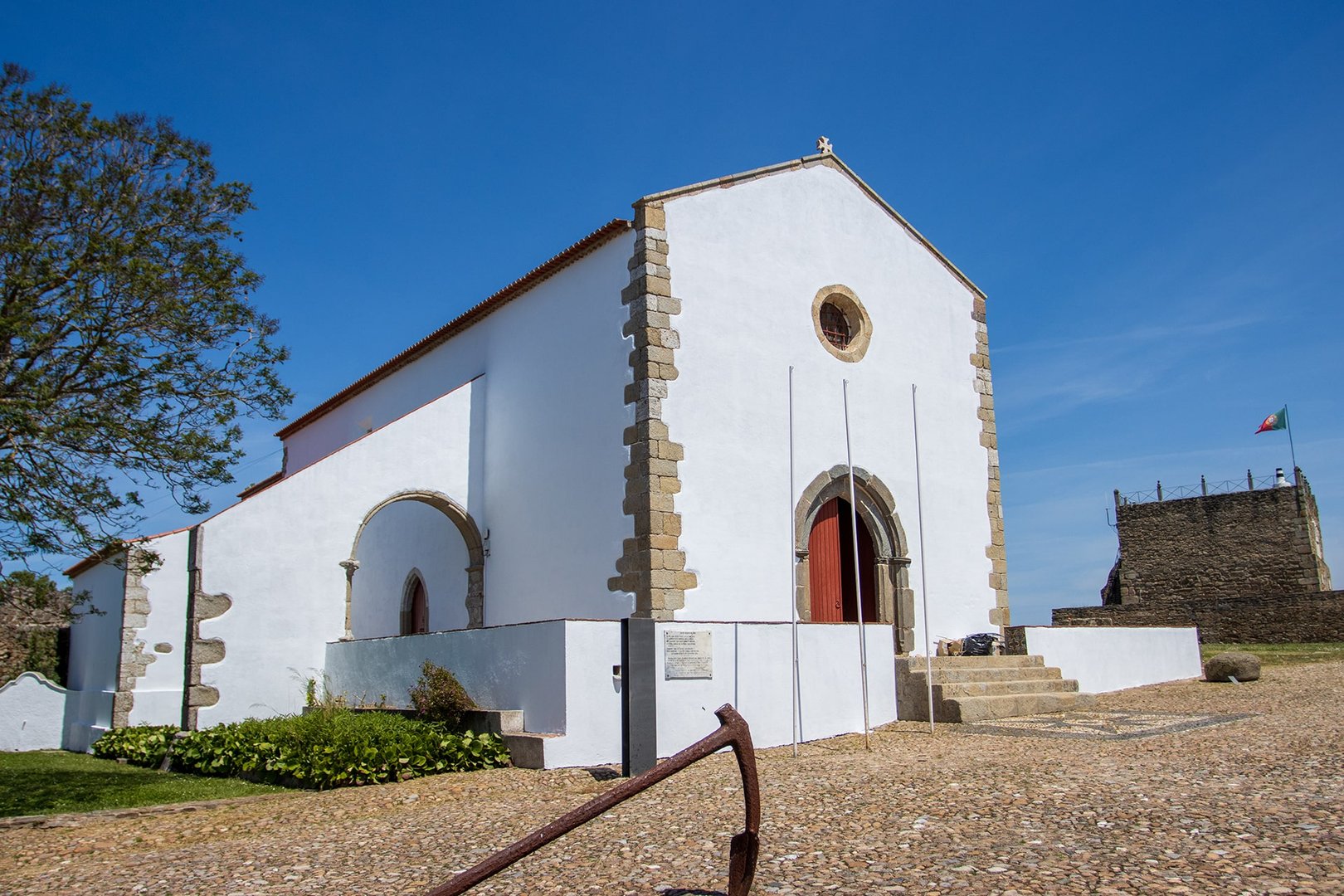 Entrada principal da Igreja de Santa Maria do Castelo/Panteão dos Almeida