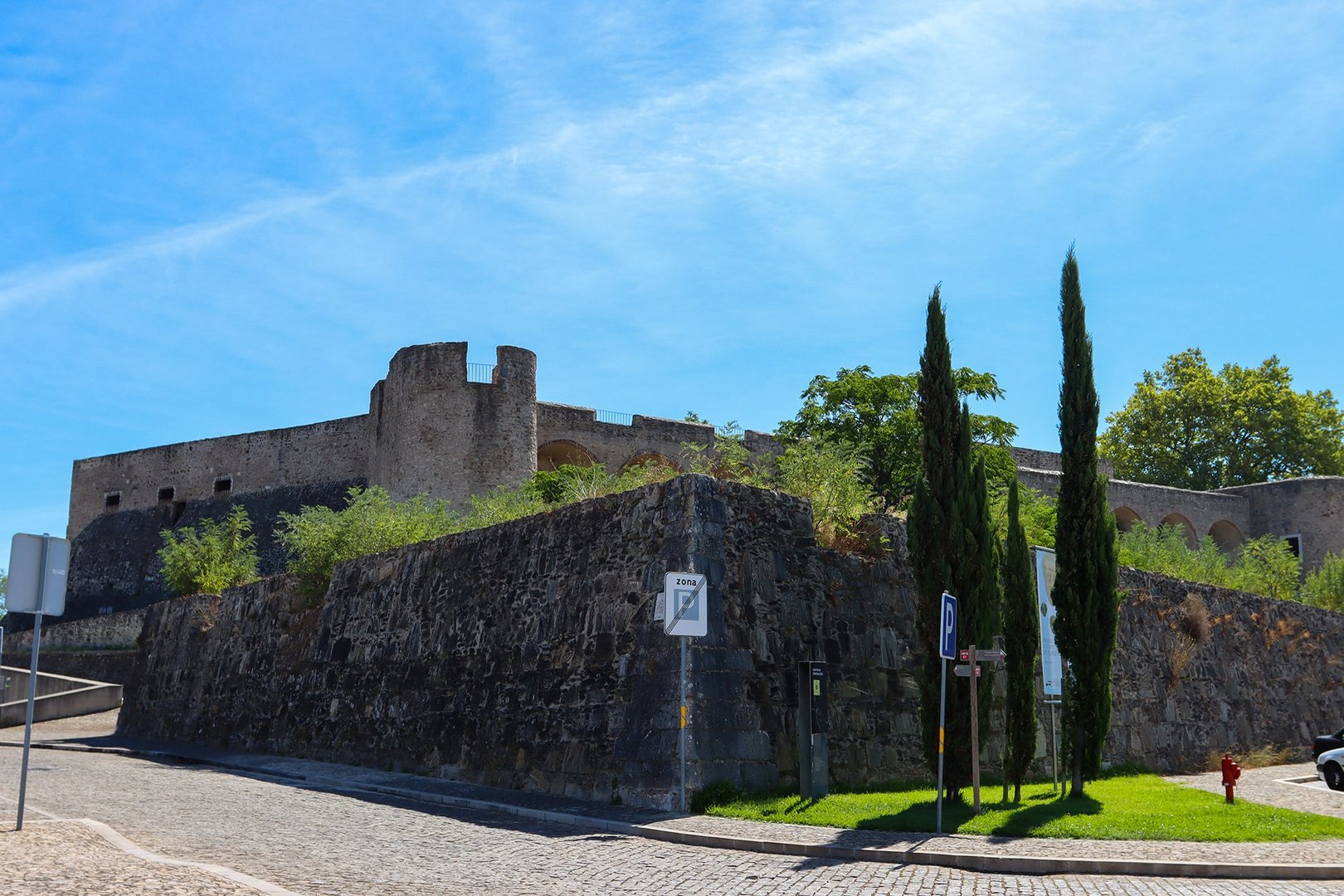 Ponto avançado da fortaleza, junto à Praça Dom Francisco de Almeida, antiga Parada Abel Hipólito