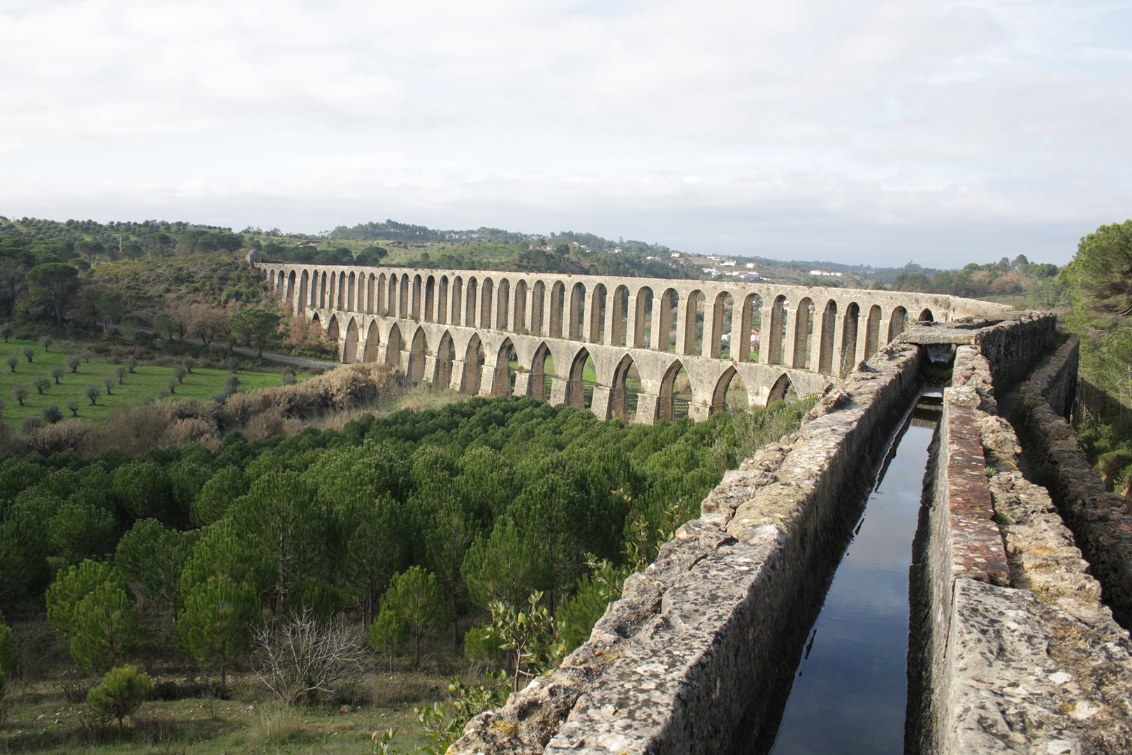 O Aqueduto estende-se ao longo de cerca de seis quilómetros