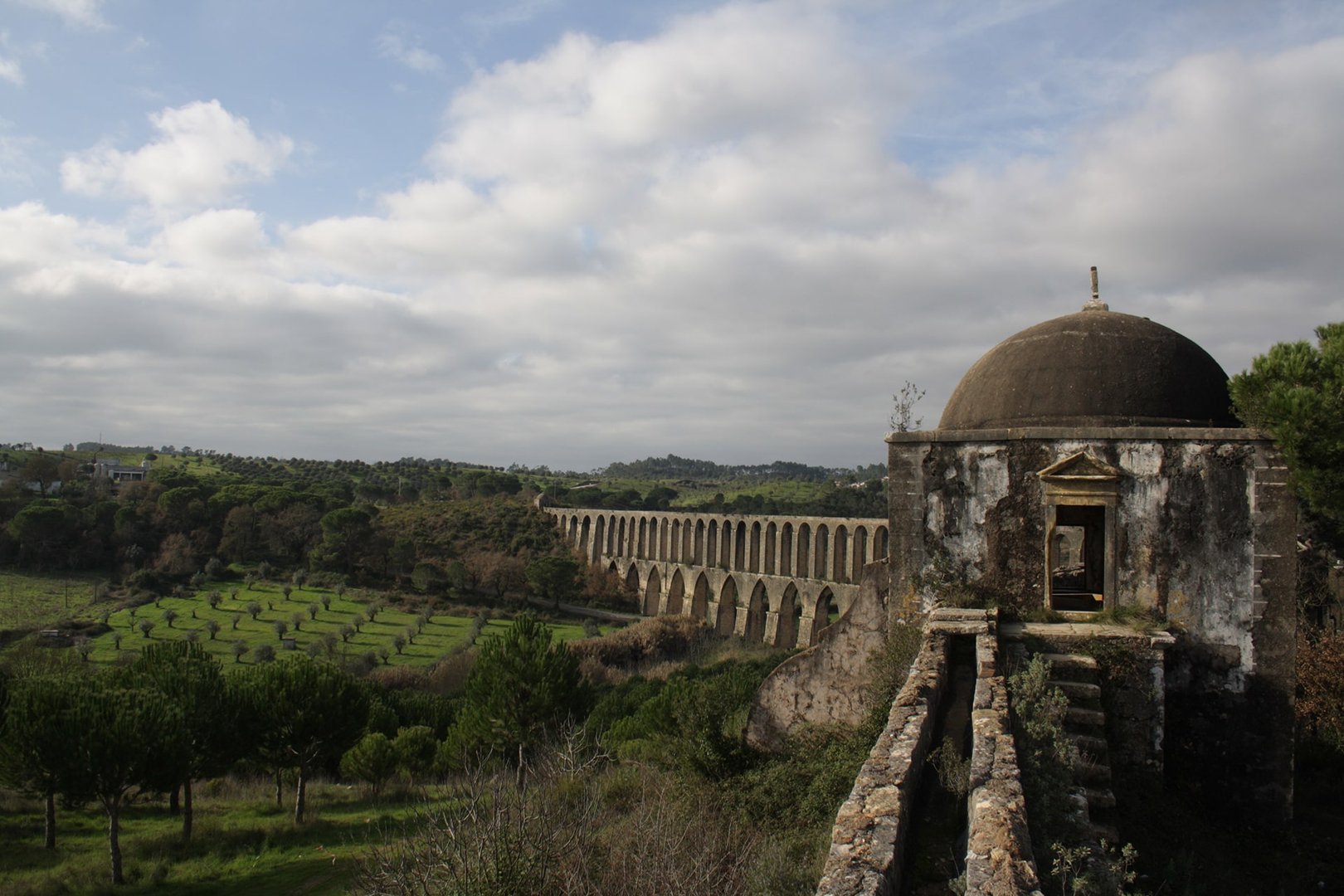 The project for this aqueduct was carried out in 1584 by the renowned Filipe Terzi, the chief architect of the Kingdom