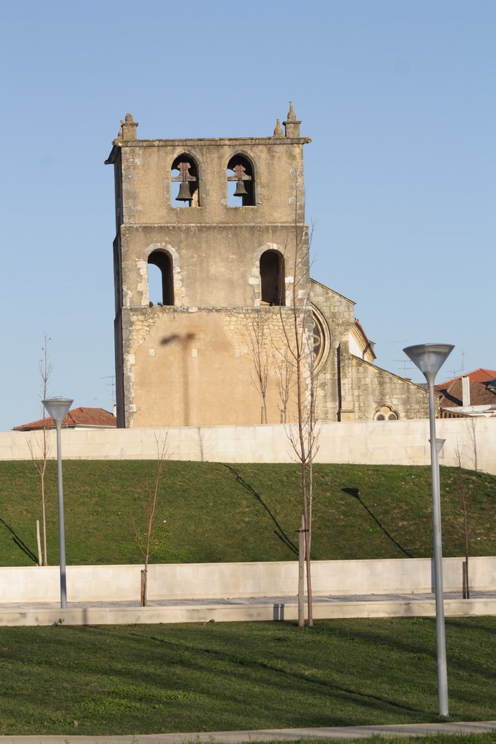 Exterior da Igreja e Torre - Durante o período da Ordem de Cristo chegou a ser a igreja matriz com jurisdição sobre todas as igrejas além-mar