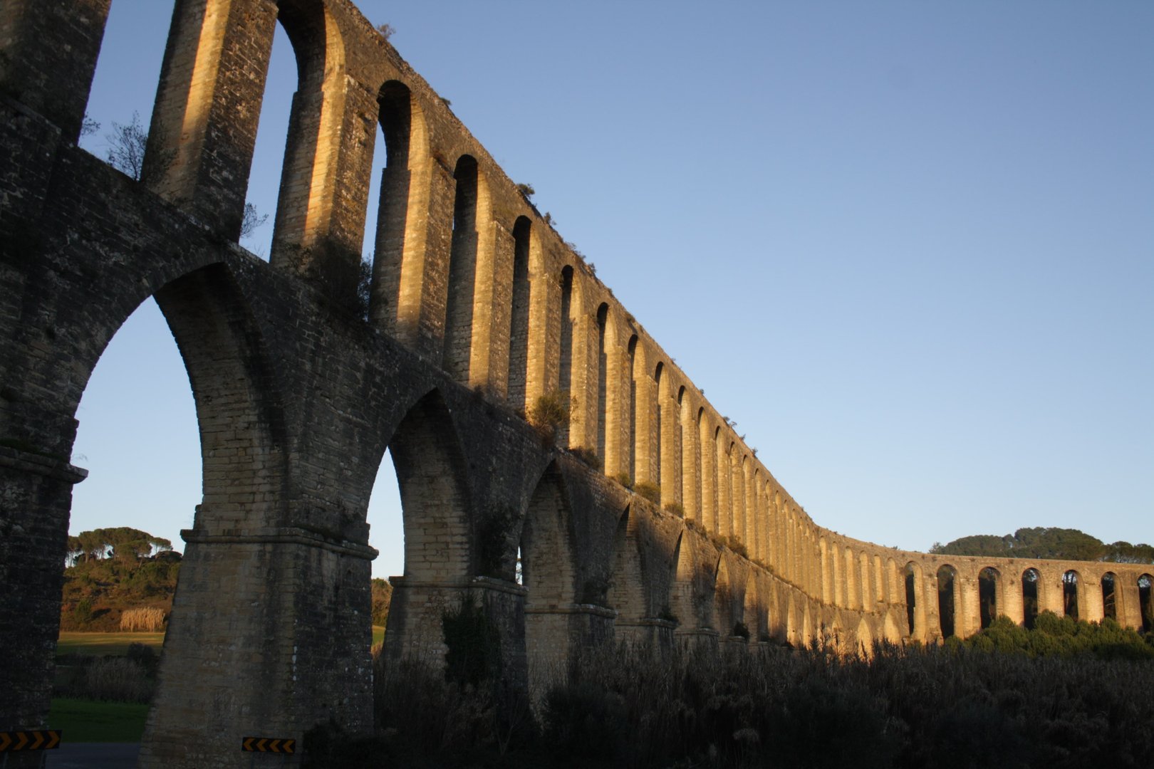 It is made up of a total of 180 round arches and represents one of the most important public works of the 17th century