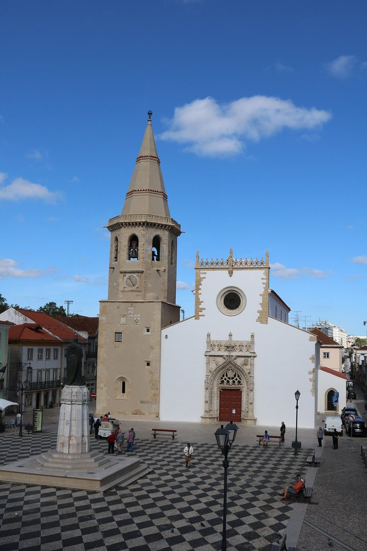 Vista geral da Igreja de São João Baptista - A igreja apresenta uma planta retangular, estruturada em três naves e com uma torre sineira com um relógio do século XVI