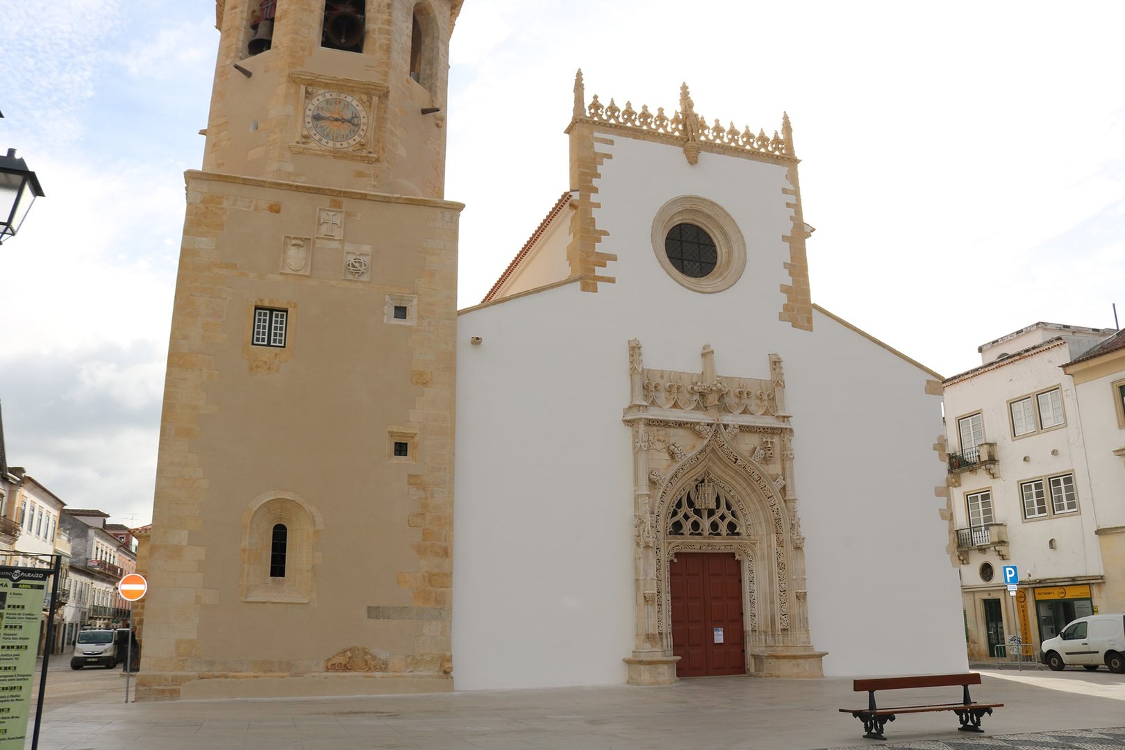 Exterior da Igreja de São João Baptista - É com o Infante Dom Henrique, cerca de 1430, que se inicia a reconstrução da igreja