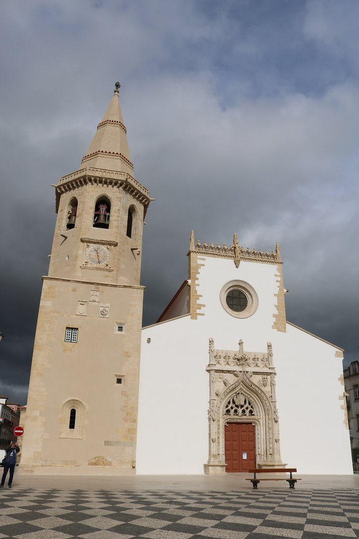 Igreja de São João Baptista - Crê-se que tenha sido Dom Gualdim Pais quem mandou erguer a igreja primitiva, enquanto se edificava o Castelo e nascia a cidade