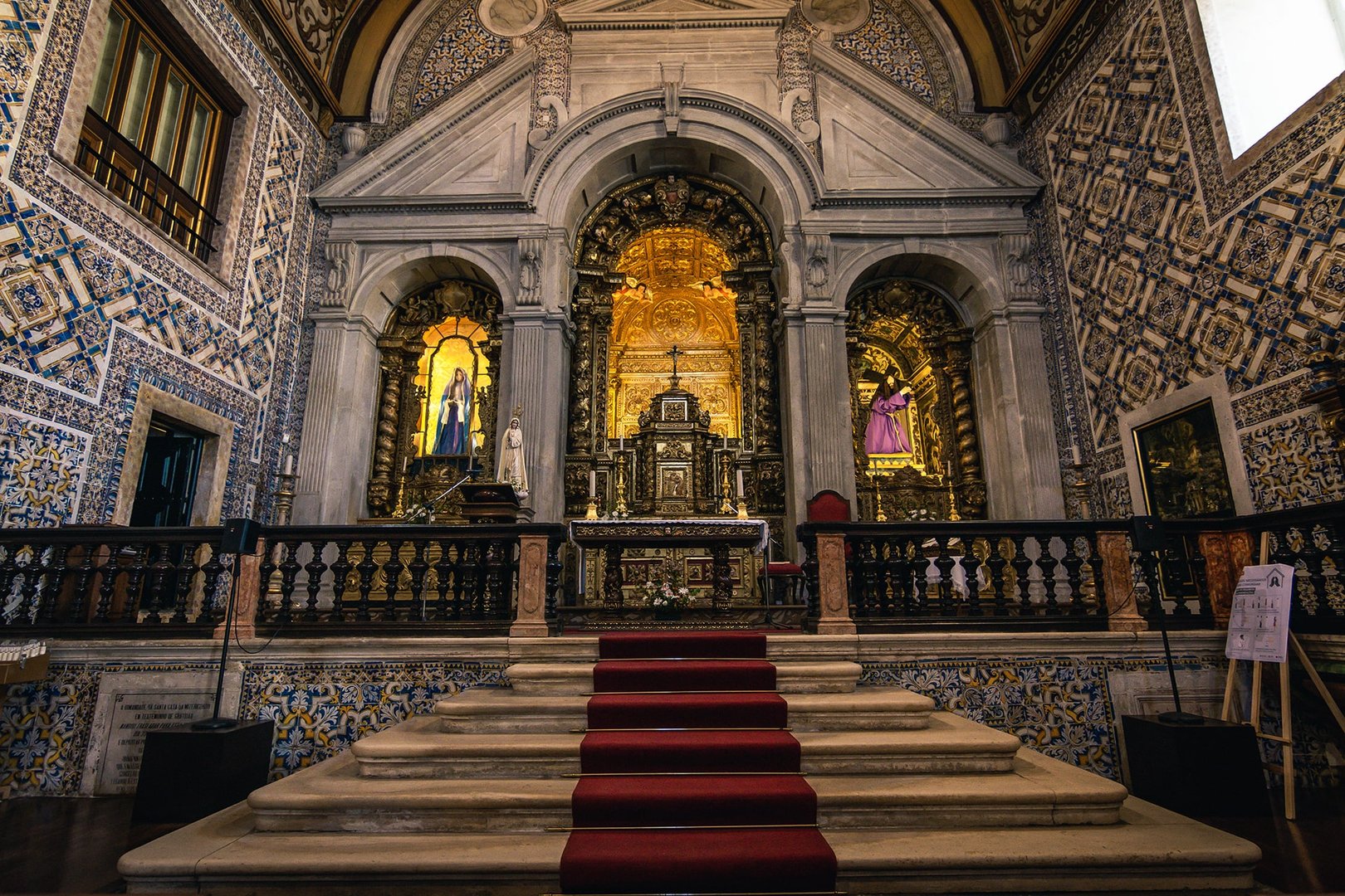Altar rendilhado Barroco com talha dourada