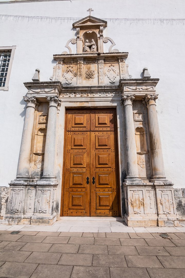 Pormenor da Porta da Igreja da Misericórdia com escultura de Santa Isabel e Virgem Maria