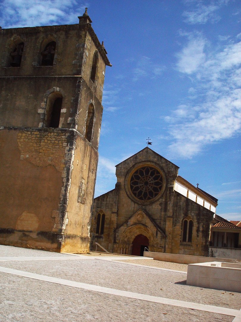 Igreja de Santa Maria do Olival -  Dedicada a Santa Maria, a igreja original terá sido mandada construir por D. Gualdim Pais